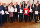 Gruppenfoto mit Regierungspräsident Walter Jonas (1.v.r.) und allen Geehrten