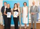 Regierungspräsident Walter Jonas (1.v.r.), Bezirksheimatpfleger Dr. Tobias Appl (1.v.l.) und Abteilungsdirektor Thomas Unger (4.v.l.) mit der ausgezeichneten Schülerin und der Schulvertretung der Landgraf-Ulrich-Mittelschule Pfreimd