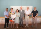 Regierungspräsident Walter Jonas überreichte den Holzbaupreis an Regensburgs Oberbürgermeisterin Gertrud Maltz-Schwarzfischer und Beteiligte