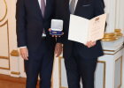 Regierungspräsident Walter Jonas (links) mit Joachim Neuß, Erster Bürgermeister der Stadt Auerbach i.d.OPf. und Mitglied des Kreistags Amberg-Sulzbach