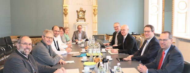 Die neue Spitze des Bauernverbandes in der Oberpfalz beim Treffen an der Regierung der Oberpfalz: (v. l.) BBV-Direktor Peter Huber, stellvertretender Bezirkspräsident Michael Gruber, Bezirkspräsident Ely Eibisch, Bezirksbäuerin Rita Götz, stellvertretende Bezirksbäuerin Irmgard Zintl, Bezirksgeschäftsführer Hubert Hofmann, Bereichsleiter Ernährung und Landwirtschaft, Johannes Hebauer, Regierungspräsident Walter Jonas, Regierungsvizepräsident Florian Luderschmid, Bereichsleiter Umwelt, Gesundheit, Verbraucherschutz, Horst Schmid.