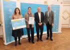 Stadt Regensburg vertreten durch Bürgermeister Ludwig Artinger (2.v.re.) Simone Hösl, Leiterin Stabsstelle Klimaschutz und Klimaresilienz und Verena Dembianny, (li.) Klimaschutzmanagerin der Stadt Regensburg mit Regierungspräsident Walter Jonas