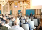 Regierungsvizepräsidentin Christiane Zürn begrüßt die Teilnehmer der Informationsveranstaltung.