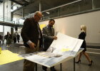 Bild eines Teils der Ausstellung mit Gästen