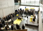 Podiumstalk von oben fotografiert mit Gästen bei der Eröffnung der Ausstellung „Wir bauen Bayern - Staatlicher Hochbau"