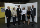 Gruppenfoto der Redner der Eröffnung: Stefan Krabatsch, Abteilungsleiter im Bereich Hochschulbau am Staatlichen Bauamt Regensburg; Ministerialdirektorin Ingrid Simet, Bayerisches Staatsministerium für Wohnen, Bau und Verkehr; Professor Dr. Ralph Schneider, Präsident der OTH Regensburg; Regierungsvizepräsidentin Christiane Zürn; Moderatorin Valerie Fischer; Kanzler Peter Endres, OTH Regensburg