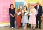 Die drei besten Auszubildenden (v.l.) Lilian Möhring aus Au i.d. Hallertau (Oberbayern), Maria Schuier aus Thalmassing (LKR Regensburg) und Anna Magdalena Nurtsch aus Mintraching (LKR Regensburg) mit den Ehrengästen
