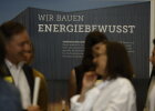 Bild eines Teils der Ausstellung mit Gästen