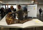 Gäste, die die Ausstellung betrachten