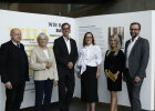 Gruppenfoto der Redner der Eröffnung: Stefan Krabatsch, Abteilungsleiter im Bereich Hochschulbau am Staatlichen Bauamt Regensburg; Ministerialdirektorin Ingrid Simet, Bayerisches Staatsministerium für Wohnen, Bau und Verkehr; Professor Dr. Ralph Schneider, Präsident der OTH Regensburg; Regierungsvizepräsidentin Christiane Zürn; Moderatorin Valerie Fischer; Kanzler Peter Endres, OTH Regensburg