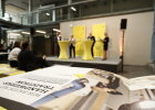 Podiumstalk bei der Eröffnung der Ausstellung „Wir bauen Bayern - Staatlicher Hochbau" mit Broschüre im Vordergrund liegend