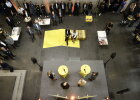 Podiumstalk mit Gästen von oben fotografiert bei der Eröffnung der Ausstellung „Wir bauen Bayern - Staatlicher Hochbau" 