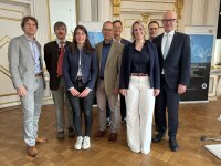 Organisatoren und Referenten des 8. Wasserforums: Hans-Dietrich Uhl (Sachgebietsleiter Wasserwirtschaft Regierung der Oberpfalz), Dr. Michael Roßkopf, (Bereichsleiter Forsten am Amt für Ernährung, Landwirtschaft und Forsten Regensburg-Schwandorf), Veronika Graßl (Maschinenring Cham), Horst Schmid (Bereichsleiter Umwelt, Gesundheit, Verbraucherschutz Regierung der Oberpfalz), Udo Dehne (Referent der Landesgruppe Bayern Deutscher Verein des Gas- und Wasserfaches e.V.), Claudia Muhr (Sachgebiet Wasserwirtschaft Regierung der Oberpfalz), Matthias Götz (Leiter der Wasserwerksnachbarschaft Neustadt a. d. Waldnaab und Geschäftsleiter Zweckverband Steinwaldgruppe) mit Regierungspräsident Walter Jonas (v.li.)