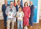 Regierungsvizepräsidentin Christiane Zürn (2.v.r.), Bezirkstagsvizepräsident Thomas Thumann (3.v.l.), Thomas Unger, Bereichsleiter Schulen (1.v.r.) mit dem ausgezeichneten Schüler und Lehrkraft der Staatlichen Realschule für Knaben Neumarkt i.d.OPF. und Ehrengast.