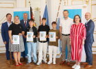 Regierungsvizepräsidentin Christiane Zürn (2.v.r.), Bezirkstagsvizepräsident Thomas Thumann (1.v.l.) und Thomas Unger, Bereichsleiter Schulen (1.v.r.) mit den ausgezeichneten Schülern und Lehrkräften der Gregor-von-Scherr-Schule, Staatliche Realschule Neunburg vorm Wald und Ehrengästen.