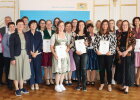 Regierungsvizepräsidentin Christiane Zürn (1.v.r.v), Leiter des Sachgebiets Bildung in der Land- und Hauswirtschaft an der Regierung der Oberpfalz, Reiner Luber (2.v.l.h.) mit den Absolventinnen aus dem Landkreis Tirschenreuth und dem Landkreis Wunsiedel in Oberfranken und Ehrengästen