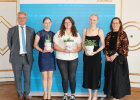 Regierungsvizepräsidentin Christiane Zürn (1.v.r.), Leiter des Sachgebiets Bildung in der Land- und Hauswirtschaft an der Regierung der Oberpfalz, Reiner Luber (1.v.l.) mit den drei besten Absolventinnen des Zweiges Berufsschule: Emma Gottswinter, Lenas Schmid und Magdalena Beer (Mitte von rechts)