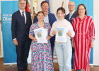 Regierungsvizepräsidentin Christiane Zürn (1.v.r.), Bezirkstagsvizepräsident Thomas Thumann (3.v.l.h.) mit der ausgezeichneten Schülerin und Lehrkraft des Albrecht-Altdorfer-Gymansiums Regensburg mit Ehrengast.