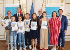 Regierungsvizepräsidentin Christiane Zürn (2.v.r.), Bezirkstagsvizepräsident Thomas Thumann (1.v.r.), Thomas Unger, Bereichsleiter Schulen (4.v.r.h.) mit den ausgezeichneten Schülerinnen und Schülern und Lehrkraft des Benedikt-Stattler-Gymnasiums Bad Kötzting und Ehrengast.