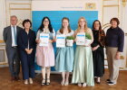 Regierungsvizepräsidentin Christiane Zürn (2.v.r.), Leiter des Sachgebiets Bildung in der Land- und Hauswirtschaft an der Regierung der Oberpfalz, Reiner Luber (1.v.l.) mit den drei besten Auszubildenden Annalena Bauer, Andrea Kraus, Ida Ederer (Mitte von rechts) und Ehrengästen
