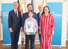 Regierungsvizepräsidentin Christiane Zürn (1.v.r.), Bezirkstagsvizepräsident Thomas Thumann (2.v.l.h.), Thomas Unger, Bereichsleiter Schulen (2.v.r.h.) mit der ausgezeichneten Schülerin des Städtischen Von-Müller-Gymnasiums Regensburg und Ehrengast.