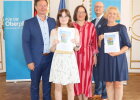 Regierungsvizepräsidentin Christiane Zürn (3.v.l.), Bezirkstagsvizepräsident Thomas Thumann (1.v.l.), Thomas Unger, Bereichsleiter Schulen (2.v.r.) mit der ausgezeichneten Schülerin der Staatlichen Fachoberschule Amberg und Ehrengast.
