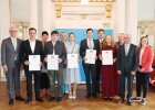 Regierungspräsident Walter Jonas mit den Absolventinnen und Absolventen Lukas Krug, Martin Kunz, Theresa Neuber, Stefan Alberti und Ingrid Janner (v.l.) aus dem Landkreis Neustadt a.d.WN, dem Prüfungsausschussvorsitzenden Stefan Graf (3.v.r.) und Ehrengästen