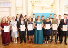 Gruppenbild aller Absolventinnen und Absolventen 