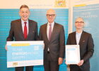 Regierungspräsident Walter Jonas (Mitte) überreichte die Urkunde an die Handwerkskammer Niederbayern-Oberpfalz, vertreten durch Präsident Dr. Georg Haber (links) und Christian Fuchs, Berater für Innovation und Technologie (rechts)