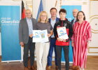 Regierungsvizepräsidentin Christiane Zürn (1.v.r.), Bezirkstagsvizepräsident Thomas Thumann (3.v.l.), Thomas Unger, Bereichsleiter Schulen (2.v.r.) mit dem ausgezeichneten Schüler und Lehrkraft der Dr. Nardini-Schule, Privates Förderzentrum Parsberg mit Ehrengast.