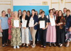 Regierungsvizepräsidentin Christiane Zürn (2.v.r.v.), Leiter des Sachgebiets Bildung in der Land- und Hauswirtschaft an der Regierung der Oberpfalz, Reiner Luber (2.v.l.h) mit den Absolventen aus dem Landkreis Cham und Ehrengästen.