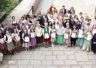 Gruppenbild aller Absolventinnen und Absolventen mit Ehrengästen