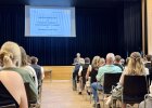 Mit einem herzlichen Willkommen eröffnete Rainer Luber von der Regierung der Oberpfalz die Freisprechungsfeier für die Landkreise Cham, Schwandorf und Regensburg in Neunburg vorm Wald – der Abschluss einer dreiteiligen Veranstaltungsreihe für die neuen Landwirtinnen und Landwirte 2025.