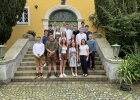 Die Absolventinnen und Absolventen der landwirtschaftlichen Ausbildung nach der Freisprechungsfeier in Weiden/Almesbach – gemeinsam mit einer Lehrerin und einem Lehrer, die sie durch die Ausbildungszeit begleitet haben.