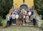 Alle Absolventinnen und Absolventen der Freisprechungsfeier in Weiden/Almesbach gemeinsam mit Ehrengästen, Lehrkräften und Ausbildungsverantwortlichen.
