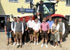 Die Absolventinnen und Absolventen aus den Landkreisen Neumarkt i.d.OPf. und Amberg-Sulzbach versammelten sich bei der Freisprechungsfeier in Velburg zum Gruppenfoto – stilecht vor dem Traktor.