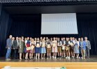 Erfolgreicher Abschluss aus dem Landkreis Cham: Die frisch freigesprochenen Landwirtinnen und Landwirte 2025 mit ihren Ausbildern und Ehrengästen auf der Bühne der Stadthalle Neunburg vorm Wald.