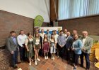 Gruppenfoto mit acht jungen Absolventinnen und Absolventen sowie mehreren Ehrengästen und Ausbildungsverantwortlichen. Im Hintergrund ein Roll-Up der Regierung der Oberpfalz und ein Banner der Bayerischen Staatsgüter. Aufnahme bei der Freisprechungsfeier in Weiden/Almesbach.