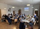 Gemeinsamer Start ins Wasserpakt-Treffen: Elisabeth Beer heißt die Partnerinnen und Partner im Schloss Lobkowitz in Waldthurn willkommen.