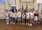 Eine Gruppe von Schülerinnen und Schülern der Staatlichen Realschule Berching präsentiert Urkunden und Preisumschläge gemeinsam mit Lehrkräften und Ehrengästen.
