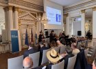 Schülerinnen und Schüler des Von-Müller-Gymnasiums spielen mit Streichinstrumenten im Großen Sitzungssaal der Regierung der Oberpfalz.