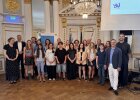 Gruppenfoto der ausgezeichneten Schülerinnen und Schüler aus Stadt und Landkreis Regensburg mit Lehrkräften, Schulaufsicht und Ehrengästen im Großen Sitzungssaal.