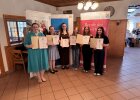 Sechs Absolventinnen und Absolventen der Berufsfachschule Sulzbach-Rosenberg präsentieren ihre Urkunden.