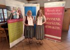 Zwei Absolventinnen der Landwirtschaftsschule Weiden präsentieren ihre Urkunden.