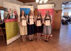Vier Absolventinnen der Berufsfachschule Regensburger Land halten ihre Abschlussurkunden.