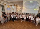 Großes Gruppenfoto der ausgezeichneten Schülerinnen und Schüler, Fachbetreuerinnen und Fachbetreuer sowie Vertreterinnen und Vertreter der Regierung der Oberpfalz im Spiegelsaal.