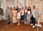 Mehrere Preisträgerinnen und Preisträger des Beruflichen Schulzentrums Neumarkt i.d.OPf. halten Urkunden und stehen mit Vertreterinnen und Vertretern von Regierung und Schule im Spiegelsaal.