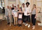Mehrere Preisträgerinnen und Preisträger des Beruflichen Schulzentrums Wiesau halten Urkunden und stehen mit Vertreterinnen und Vertretern von Regierung und Schule im Spiegelsaal.