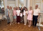 Gruppenfoto der ausgezeichneten Schülerinnen des Beruflichen Schulzentrums Regensburger Land mit Walter Schütz, Caroline Domani und der Schulleitung im Spiegelsaal der Regierung der Oberpfalz.