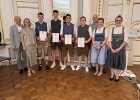 Mehrere Preisträger des Beruflichen Schulzentrums Schwandorf halten Urkunden und stehen mit Vertreterinnen und Vertretern von Regierung und Schule im Spiegelsaal.